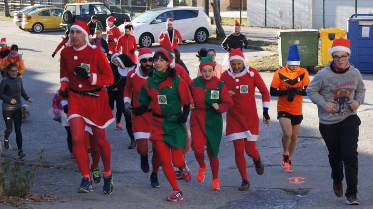 El toque navideño con los disfraces de Papá Noel no podía faltar en la prueba. DL