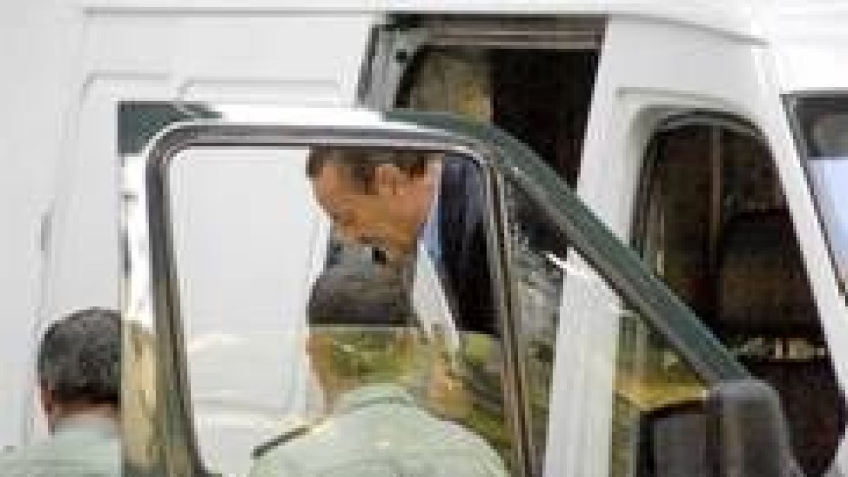 Julián Muñoz entra en el furgón que le llevará de nuevo a la cárcel
