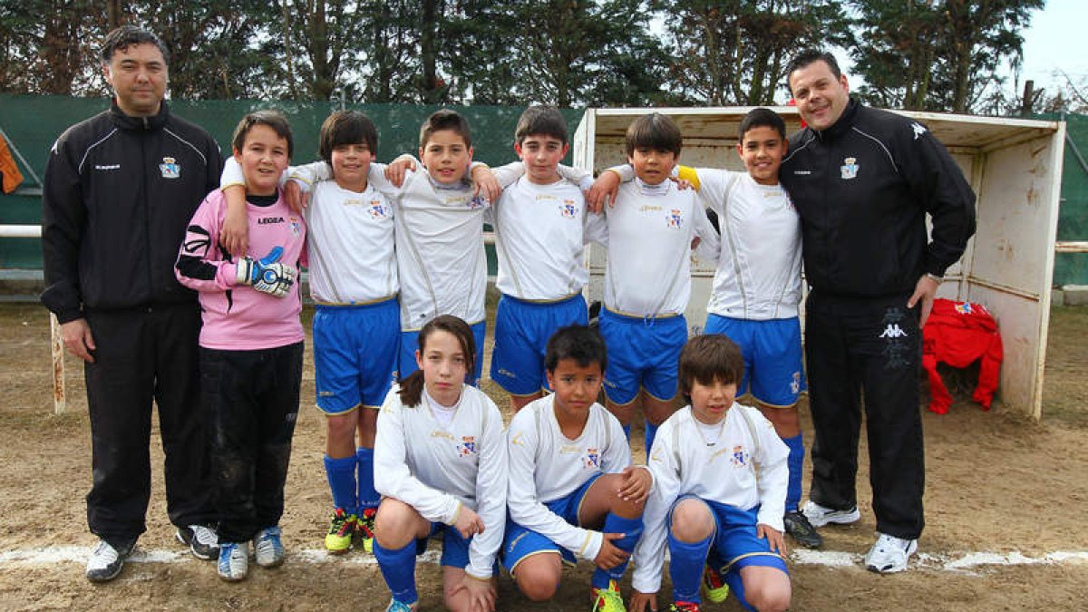 Formación del equipo de la Casa de Asturias que milita en el grupo 3 de la 2.ª División Alevín.