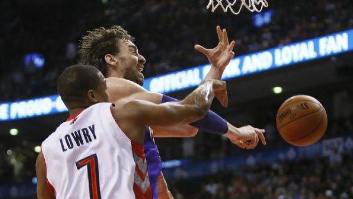 Kyle Lowry frustra una canasta de Pau Gasol.