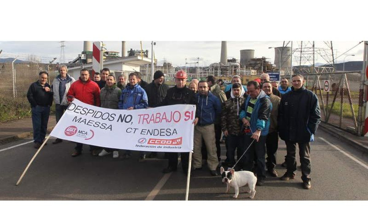 Trabajadores de Maessa, en el acceso a la central térmica de Compostilla II, ayer tarde en Cubillos del Sil.