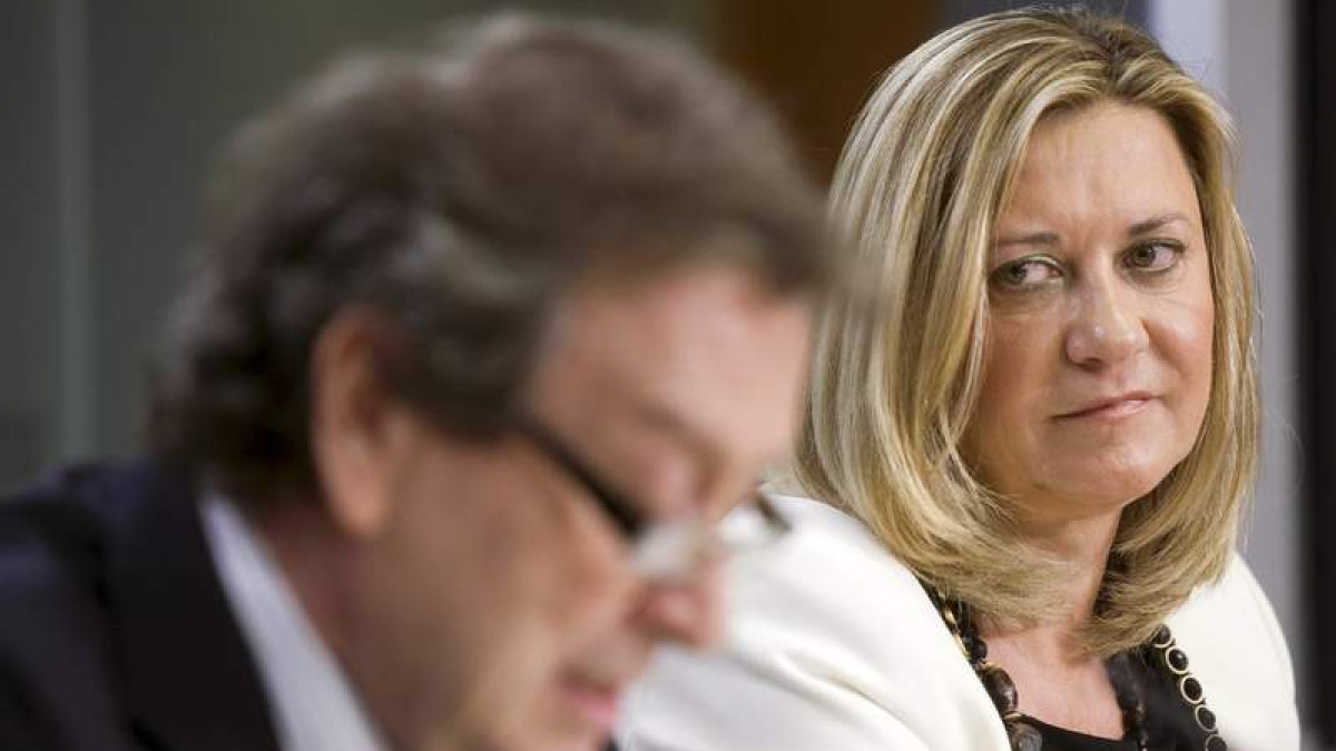 El portavoz de la Junta, De Santiago-Juárez, y la consejera de Hacienda, PIlar del Olmo, ayer.