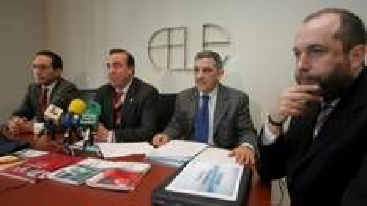 Alfredo Martínez, segundo por la izquierda, durante la presentación