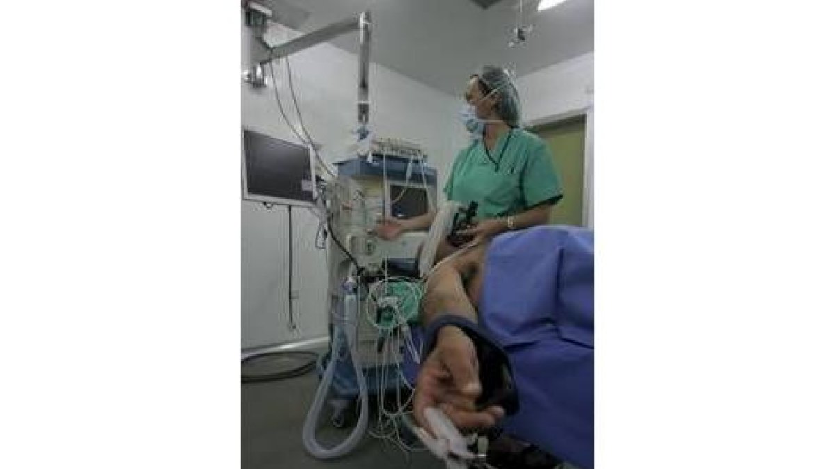 Imagen del trabajo con el ordenador en una de las consultas