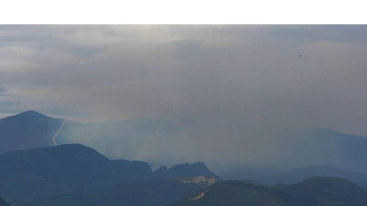 Incendio en la frontera entre el Bierzo y Orense visto desde Ponferrada