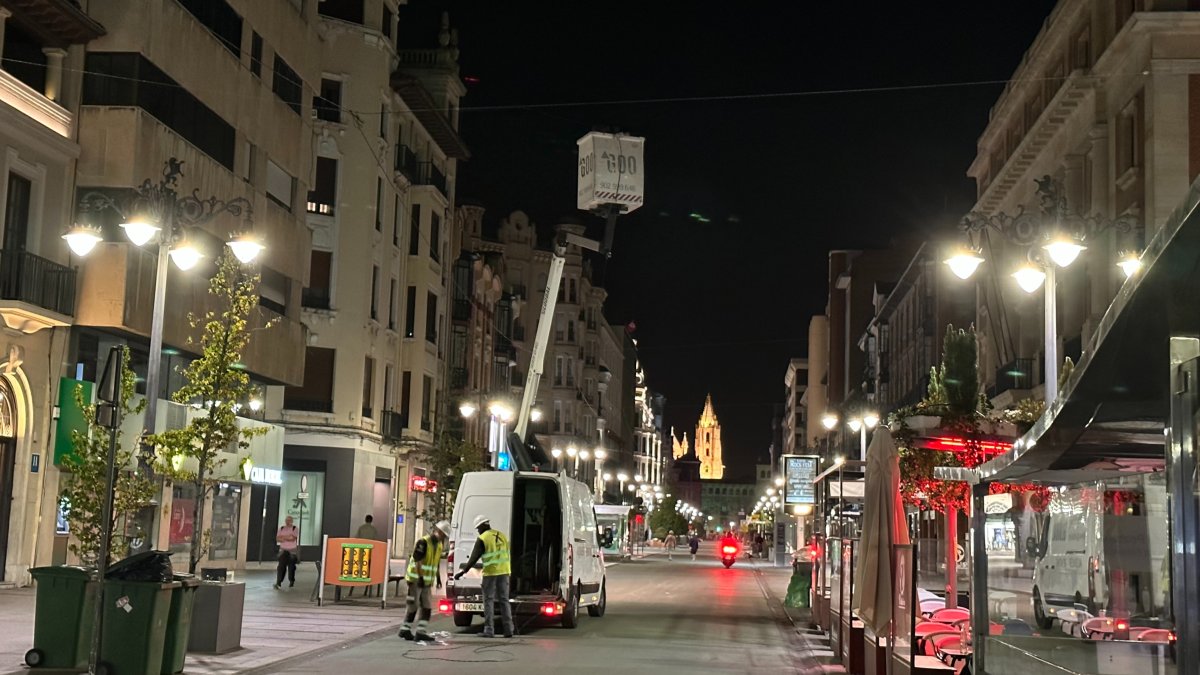 La instalación del cableado de las luces de Navidad ya ha comenzado en León. DL