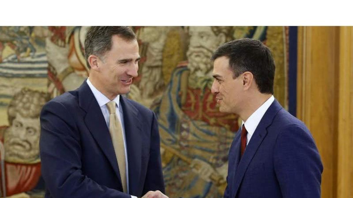 El rey saluda a Pedro Sánchez en su encuentro de ayer por la tarde en el Palacio de la Zarzuela. A. DÍAZ
