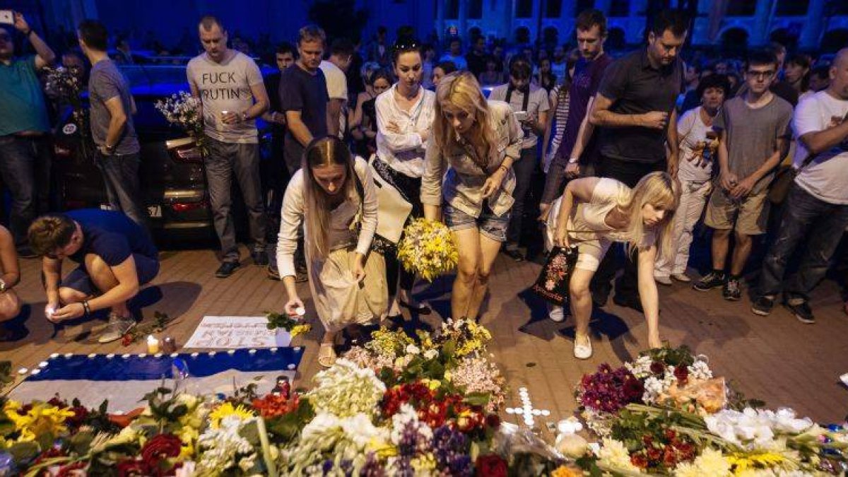 Homenaje a las víctimas frente a la embajada holandesa en Kiev.