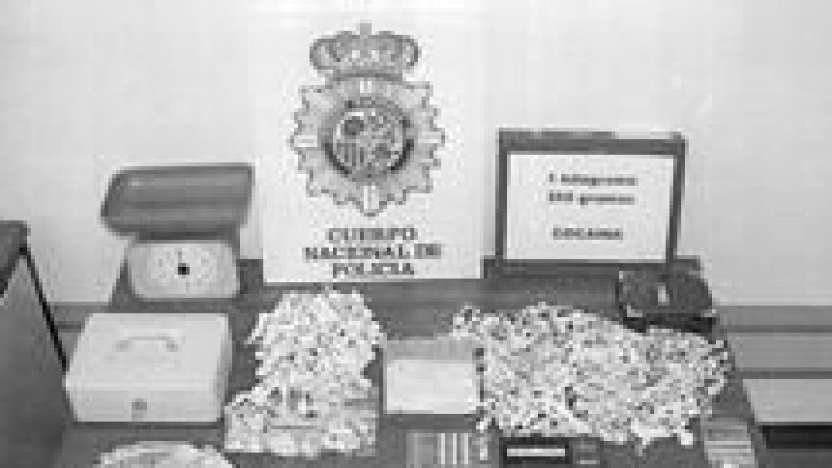 Pertenencias decomisadas por los agentes de policía en la vivienda del joven apuñalado