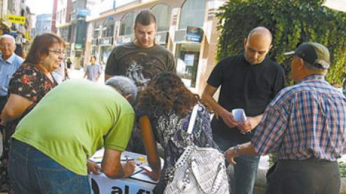 Cubelos en un momento de la recogida de firmas de ayer.