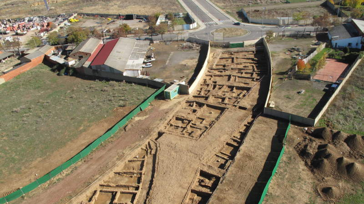 Detalle de restos de Ad Legionem que ‘interrumpen’ la construcción del vial entre Puente Castro y la Lastra. DL