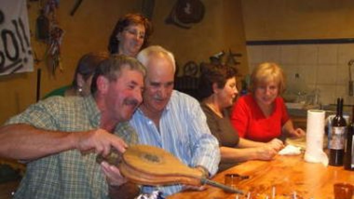 Vecinos y amigos de Braulio se unieron a la celebración en Cabreros del Río.