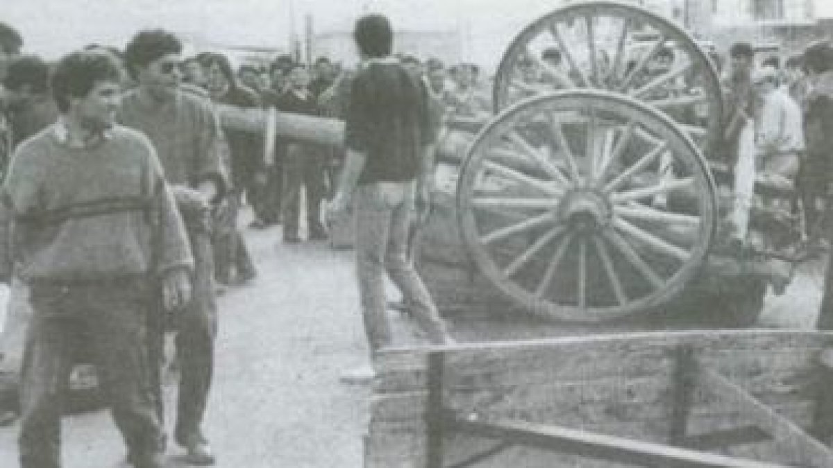 Agricultores cortando la carretera en la zona de Matalla de Valmadrigal en 1987.