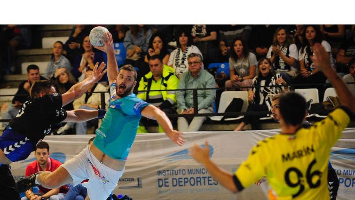 Milosavljevic volvió a echarse el equipo a la espalda —como contra Granollers— y completó otro gran partido a nivel anotador frente al BM Sinfín. ALBERTO LOSA