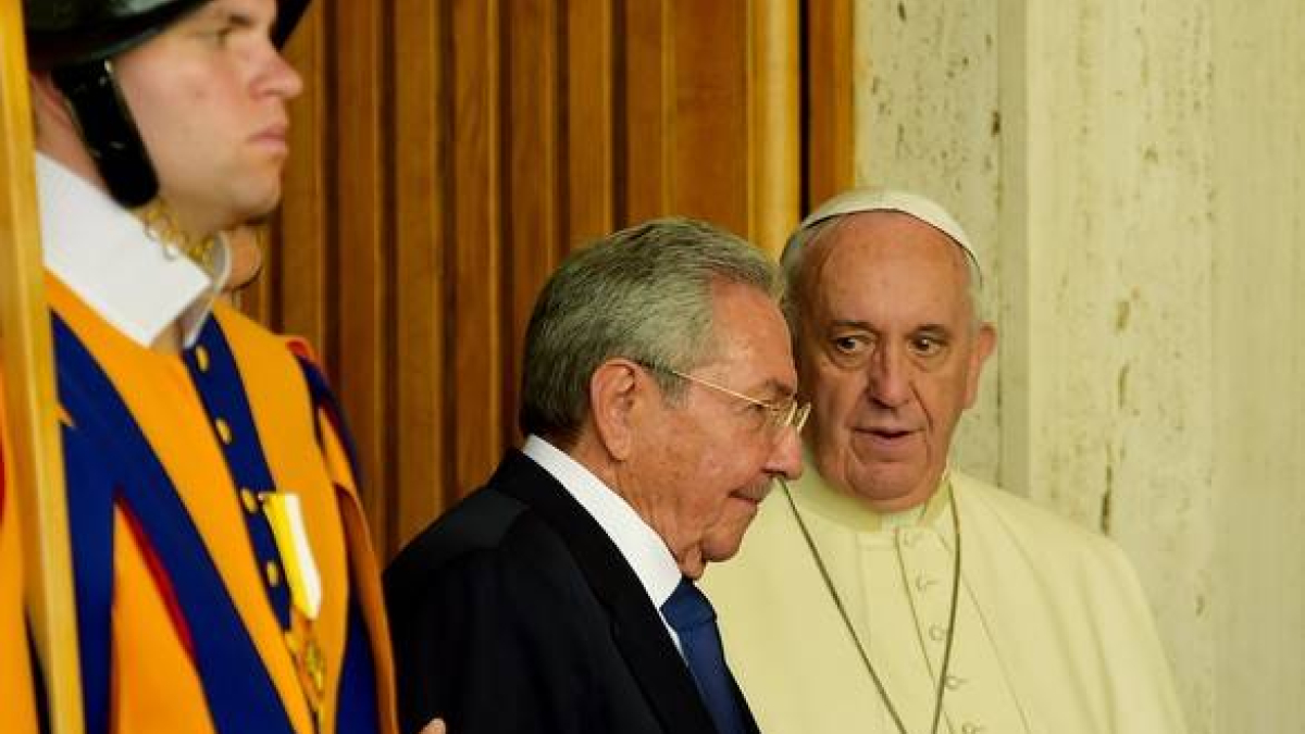El papa Francisco y Raúl Castro, presidente de Cuba, tras la reunión que han mantenido en el Vaticano, este domingo.