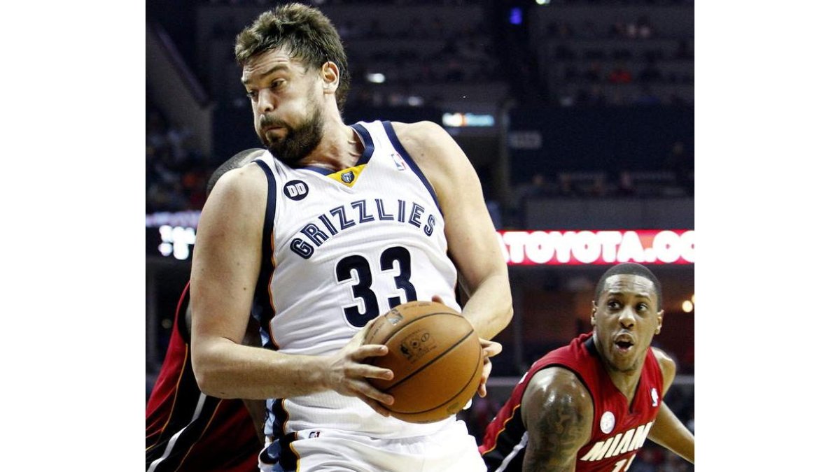 Con 17 puntos y 11 rebotes, Marc Gasol lideró a Memphis.