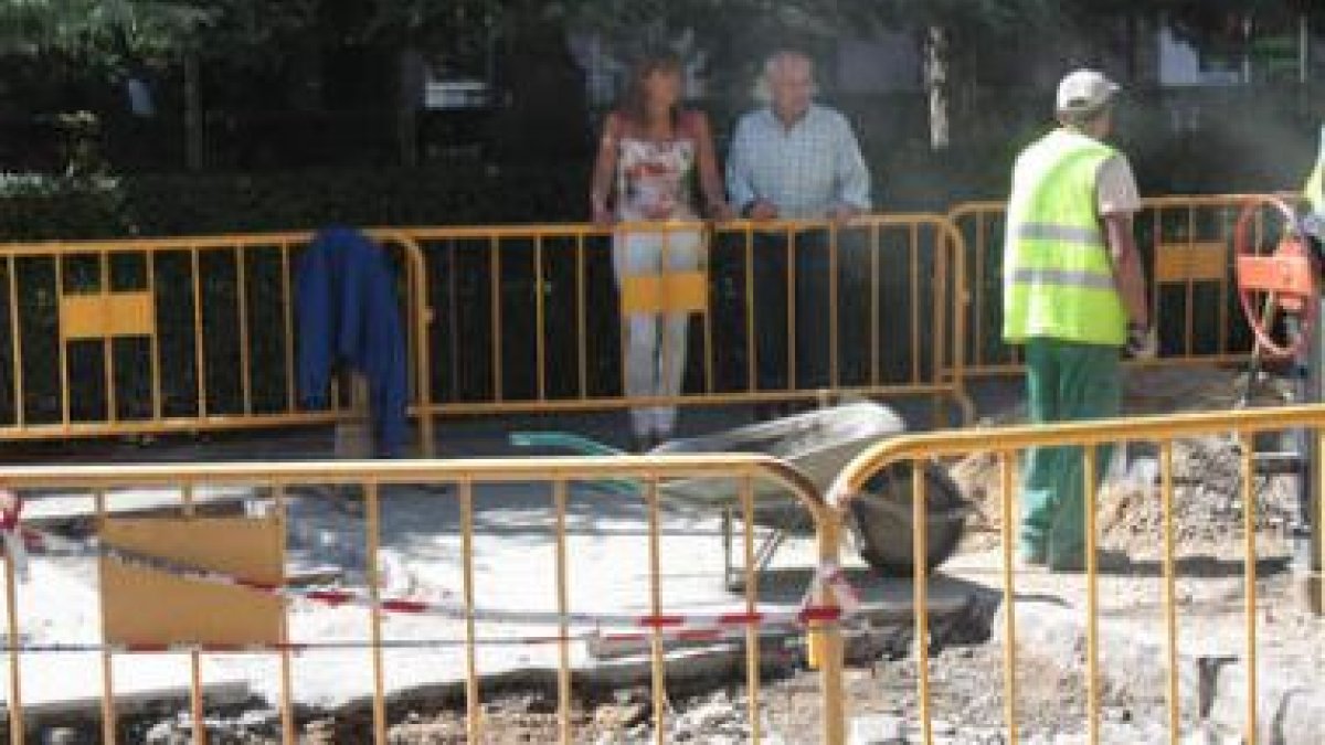 La concejal de Obras, Gema Cabezas, visitó ayer las obras de reparación de los pasos.