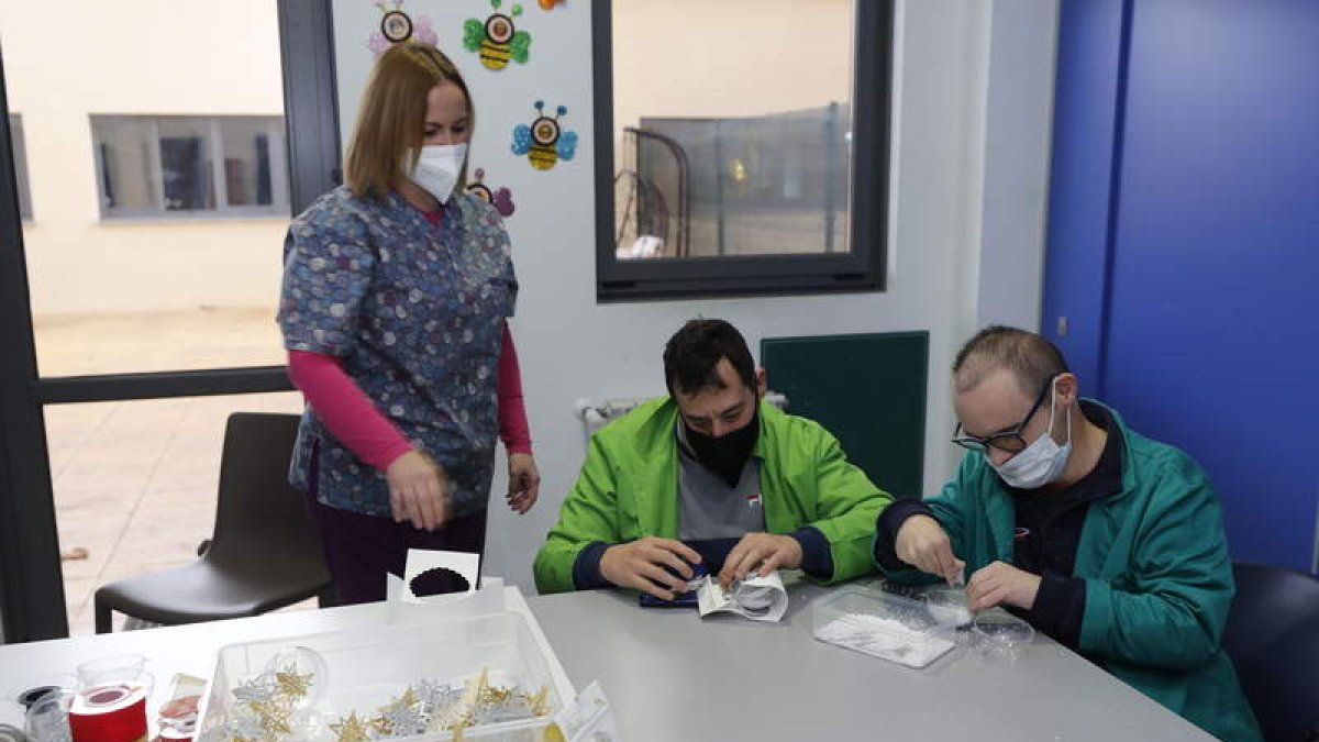 Los talleres de Compostilla y Torre elaboran las estrellas. DL