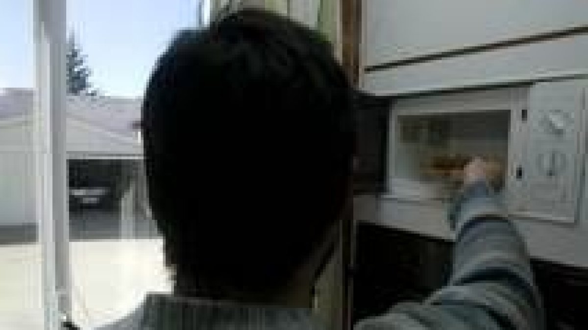 Los jóvenes se encuentran la comida hecha al llegar de clase, pero se reparten las tareas domésticas