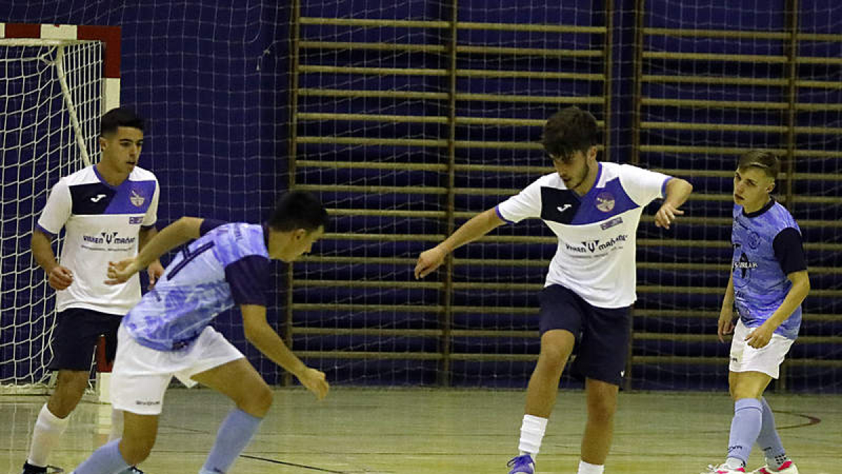 Álex controla un balón entre dos jugadores rivales. MARCIANO PÉREZ