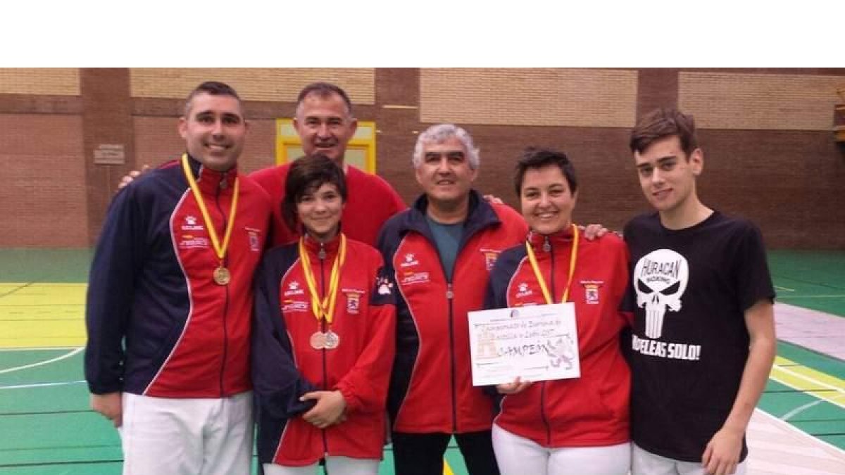 La Sala Esgrima León subió a lo alto del podio en el Autonómico. DL