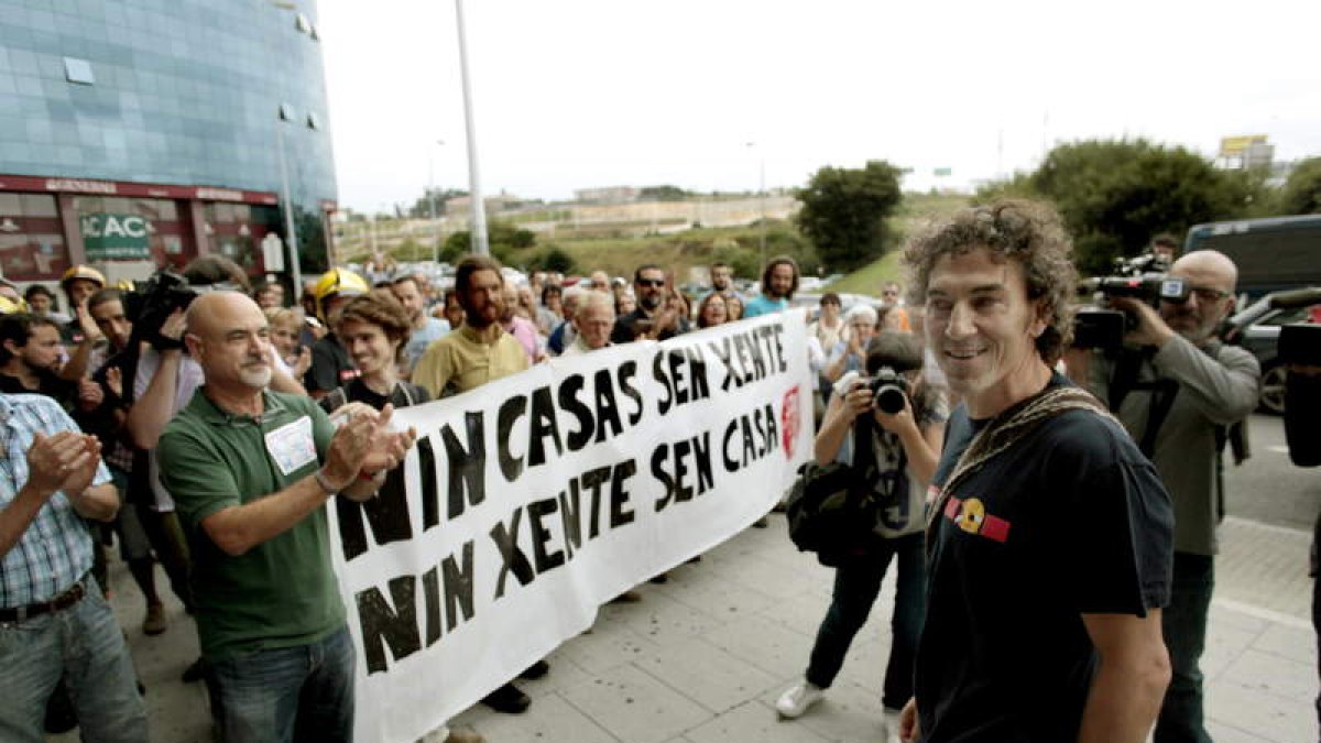 Roberto, a su llegada ayer al juzgado Contencioso Administrativo de La Coruña, donde le apoyaba Stop Desahucios.