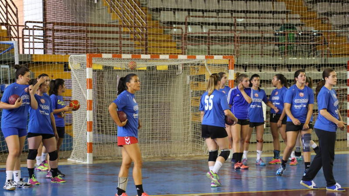 Las jugadoras del Cleba en un entrenamiento. SARA CAMPOS