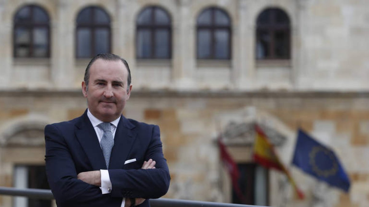 Pablo Junceda, en la terraza de la sede de Sabadell Herrero en León, con el Palacio de los Guzmanes al fondo. JESÚS