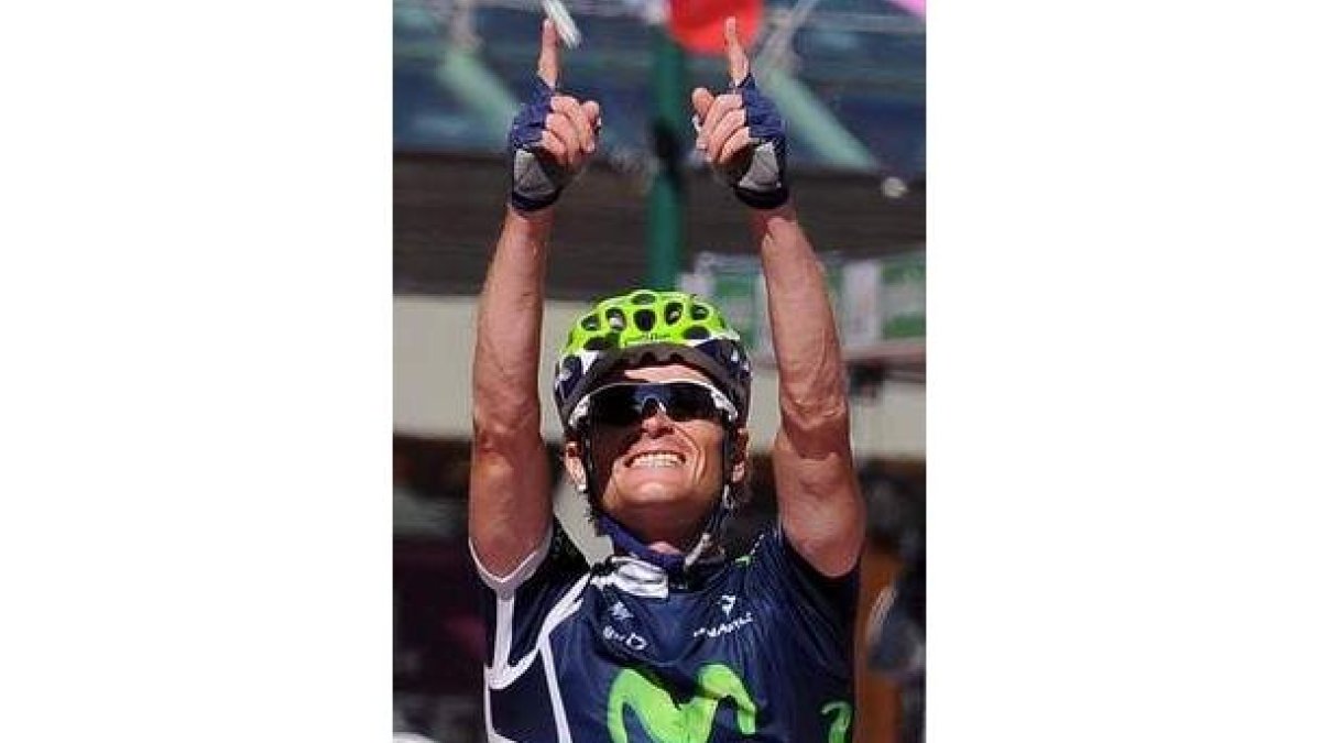 Kiryenka, con los dedos al cielo dedicando a Tondo suéxito.