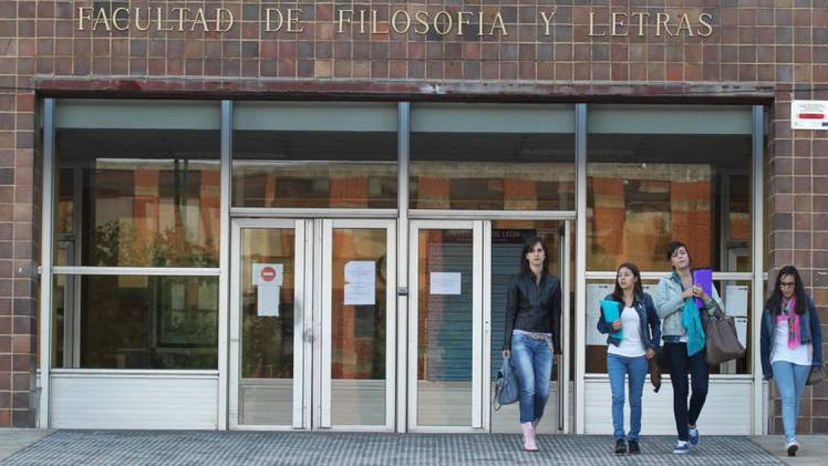 Alumnos a la puerta de la Facultad de Filosofía y Letras, uno de los centros afectados.