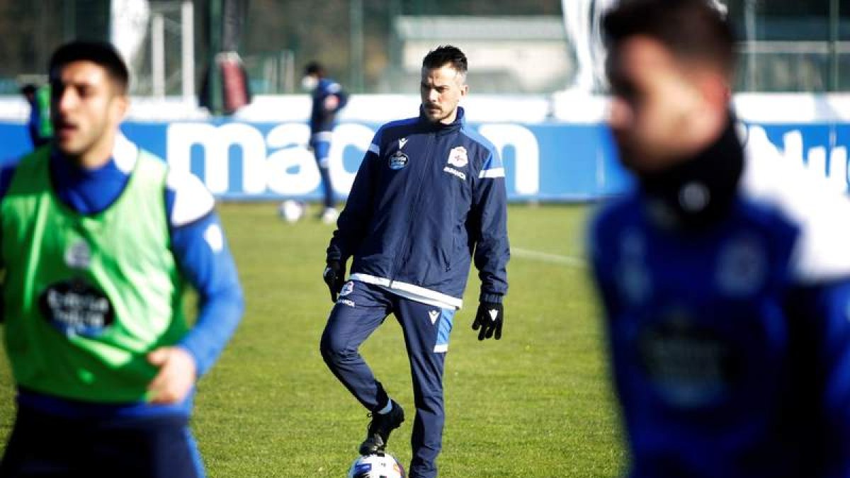 Rubén de la Barrera no seguirá como entrenador deportivista la próxima temporada. CABALAR