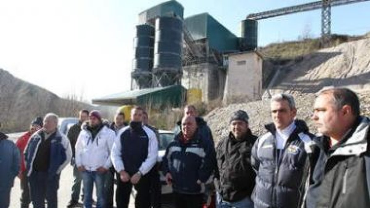 Conductores de La Estrella bloqueando ayer la planta de áridos de Requejo, en la N-120.