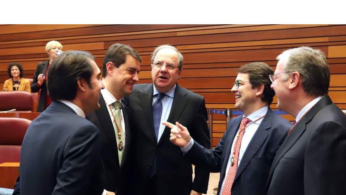 Juan Carlos Suárez Quiñonez, Ángel Ibáñez, Juan Vicente Herrera, Alfonso Fernández Mañueco y Antonio Silván, ayer en las Cortes de Castilla y León. NACHO GALLEGO