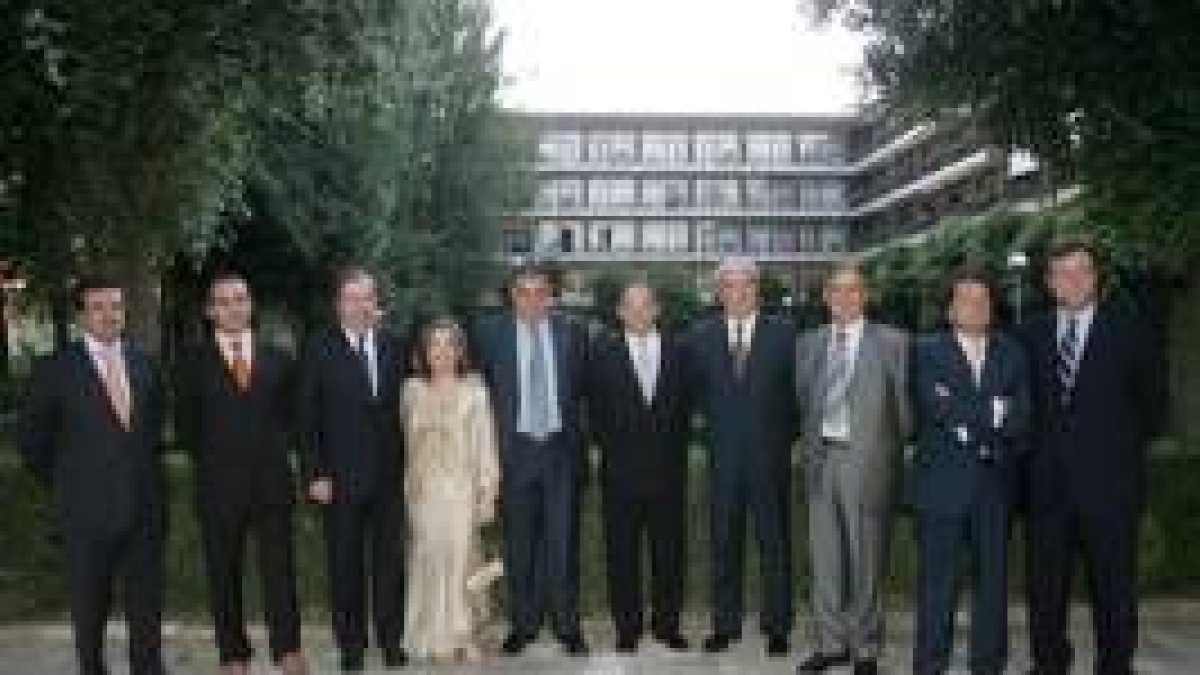Los empresarios galardonados posan con los representantes del CEL y las autoridades