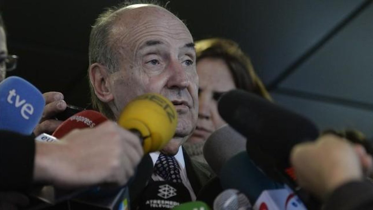 Miquel Roca atiende a los medios, en una imagen de archivo.