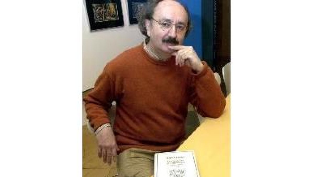 Colinas con el libro dedicado a Alberti, «Los bosques que regresan»
