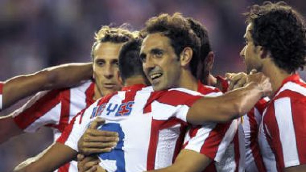 El delantero del Atlético de Madrid, José Antonio Reyes (de espaldas) celebra uno de los goles.