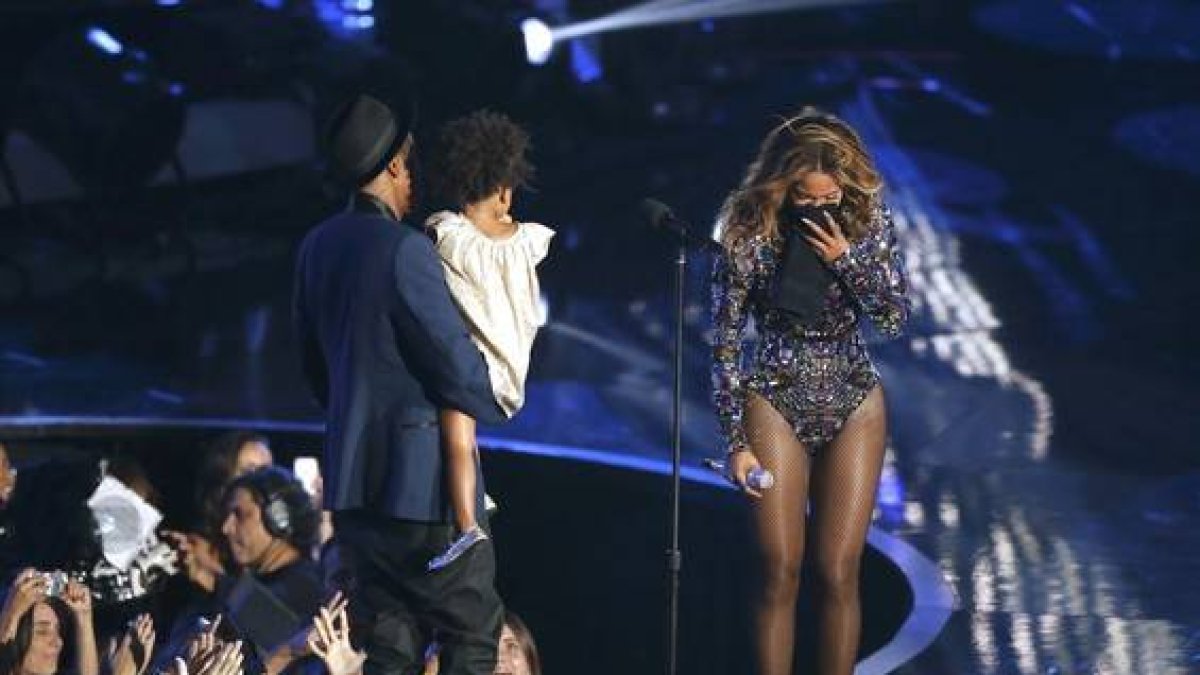 Beyoncé reacciona ante la entrega de un premio por parte de su marido Jay-Z y su hija Ivy Blue.