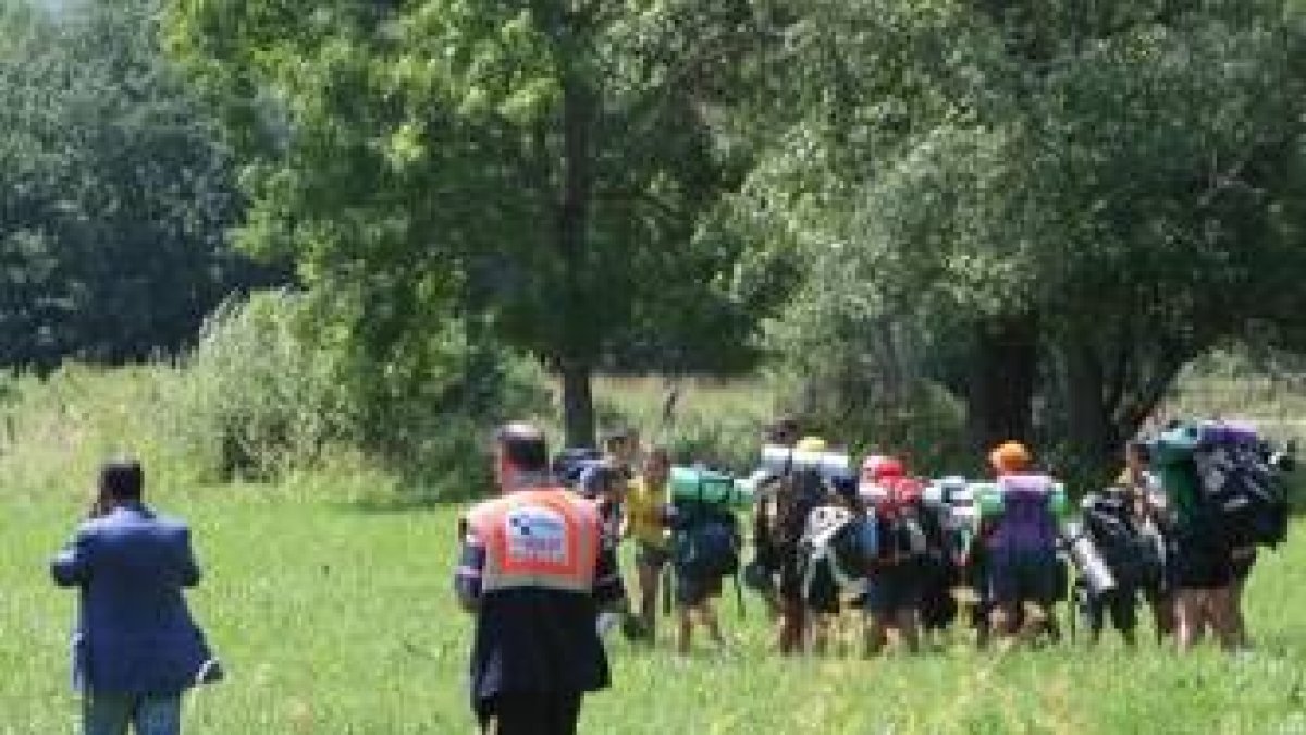 Los niños que formaban parte del grupo esperaron la llegada de responsables del campamento