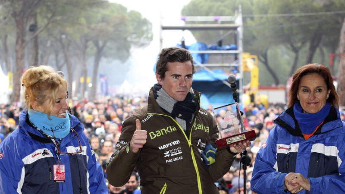 El piloto Nico Terol recibió ayer el ‘Pingüino de Oro’ en la concentración motera de Valladolid.