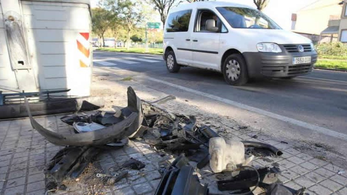 Los restos del vehículo quedaron en la avenida del Canal.