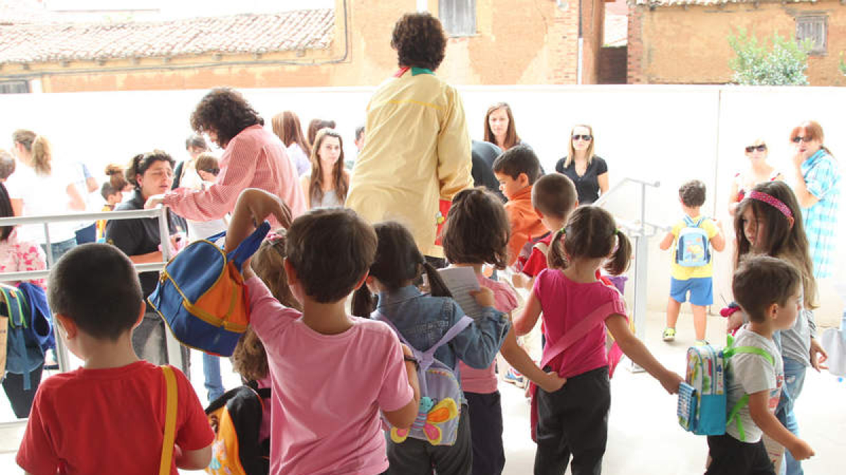 Niños a la salida del colegio, en una imagen de archivo.