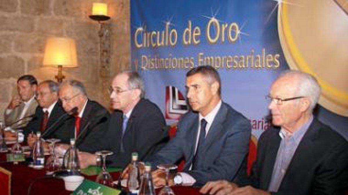 El director del Círculo Empresarial Leonés, Emilio de la Puente, presenta a los premiados.