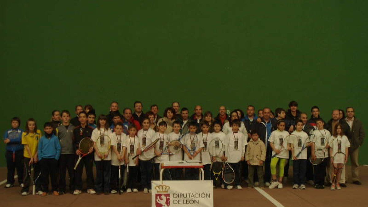 Fotografía de familia de todos los participantes en este quinto Abierto de Edad Escolar.