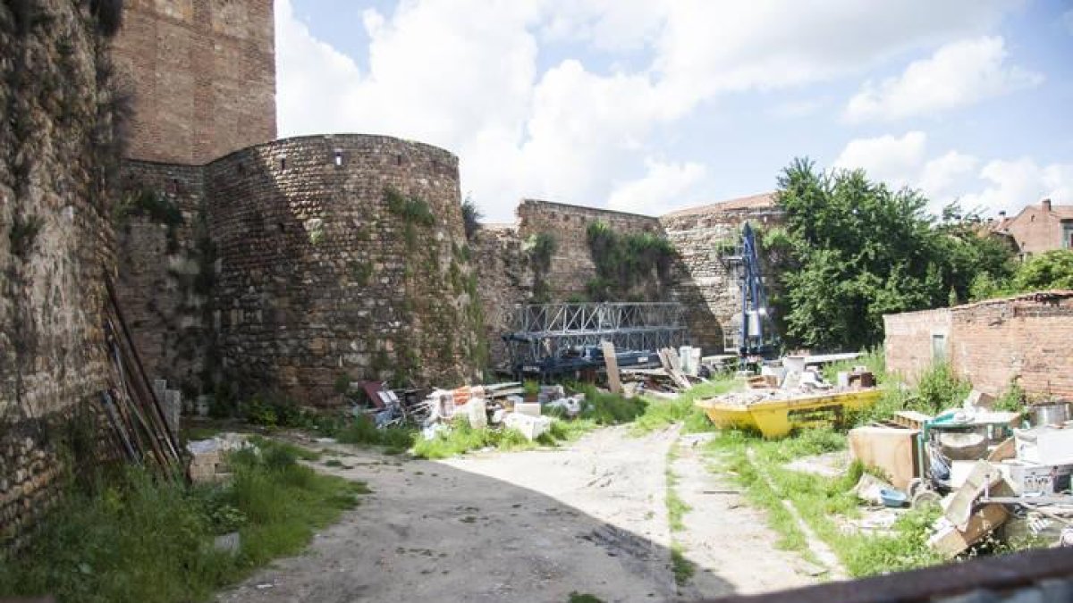 La calle Era del Moro y el tramo de muralla. F. OTERO PERANDONES