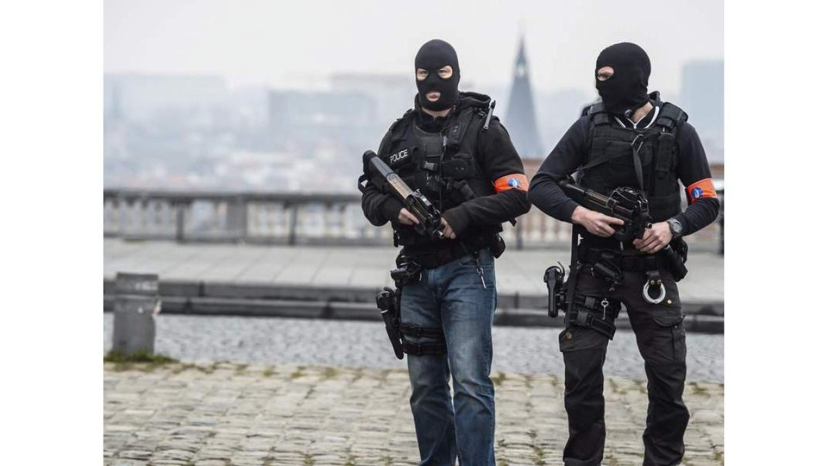Policías enmascarados vigilan en Bruselas. CHRISTOPHE PETIT TESSON