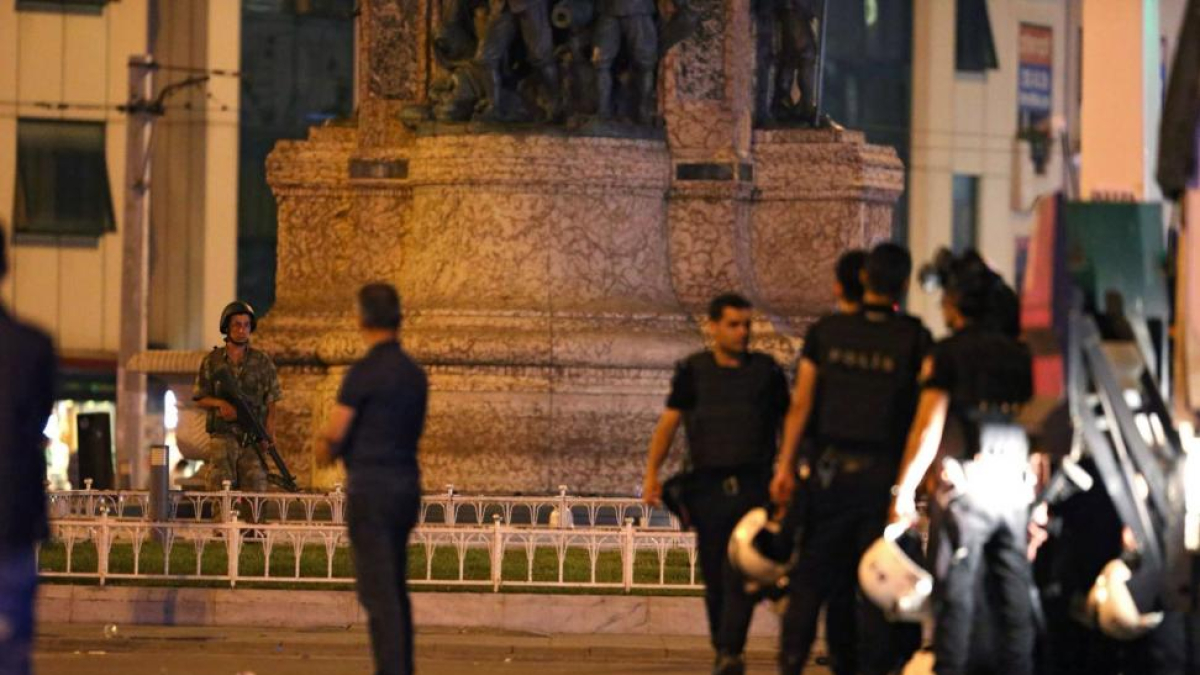 Policías ante un edificio estatal en Ankara. EFE
