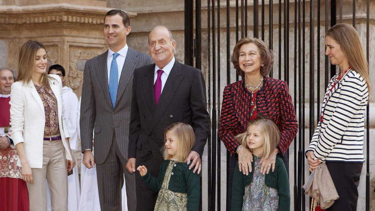 Los Reyes asistieron ayer a la Misa de Resurrección acompañados por los príncipes y las infantas Elena, Leonor y Sofía.