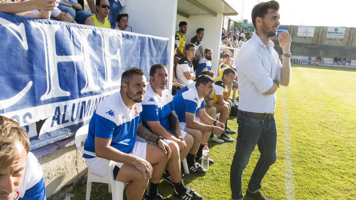 El entrenador de la Cultural Víctor Cea y el resto de su cuerpo técnico, justo detrás del madrileño, siguen las evoluciones de los futbolistas en el campo. F. OTERO PERANDONES