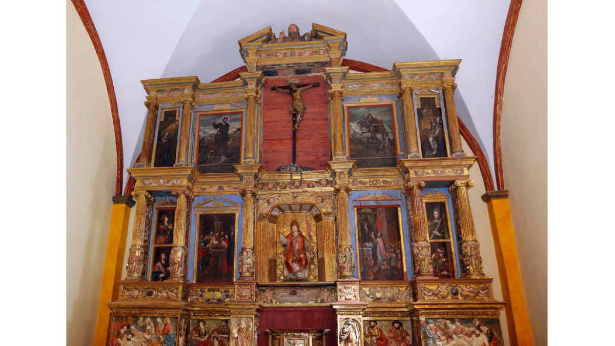 El retablo de Grajalejo de las Matas, del siglo XVI, una vez restaurados y colocados todos sus elementos en la iglesia. MARCIANO PÉREZ